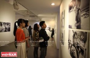 La exposición “Nhin Picturing Autism Vietnam” (Mira –Picturing Autism Vietnam) atrae la atención de muchos jóvenes. (Foto: Khanh Long).
