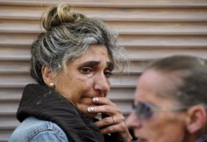 Una amiga de Ángeles Lugilde llora durante su desalojo en Avilés, norte de España, el 20 de abril de 2015. (Foto: Eloy Alonso / Reuters).