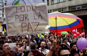 En junio, cientos de personas celebraron en Bogotá el cese de hostilidades, en el marco de las negociaciones. (Foto: EFE).