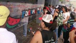 Jóvenes del movimiento El Kolectivo vuelven a las calles a pintar murales en defensa de la dignidad nacional. (Foto: El Kolectivo).