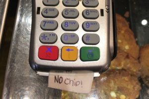 Muchas tiendas siguen pidiendo a sus clientes utilizar la banda magnética de sus clientes pese a contar con terminales lectoras de chip. (The Verge).