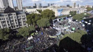 Vista aérea de las movilizaciones del pueblo argentino contra la política neo conservadora de Macri.