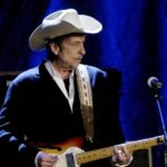 A favor y en contra: ¿Bob Dylan merecía el Premio Nobel de Literatura?