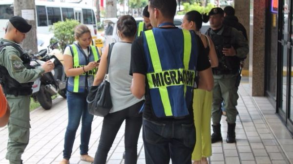 Autoridades de Migración de Panamá verifican documentos de extranjeros. (Foto: La Prensa).