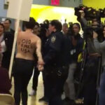 «Trump, agárrate tus cojones»: protestan dos activistas de Femen en el colegio electoral de Trump