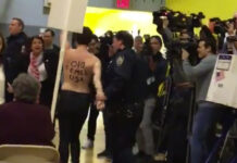 «Trump, agárrate tus cojones»: protestan dos activistas de Femen en el colegio electoral de Trump