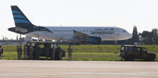 Secuestran un avión libio con 118 personas a bordo y lo desvían a Malta