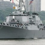 Un buque de la Armada de EEUU hace disparos de advertencia a buques iraníes en el Estrecho de Ormuz