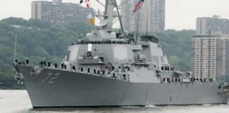 Un buque de la Armada de EEUU hace disparos de advertencia a buques iraníes en el Estrecho de Ormuz