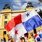 Jóvenes panameños con la antorcha en alto