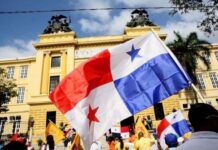 Jóvenes panameños con la antorcha en alto
