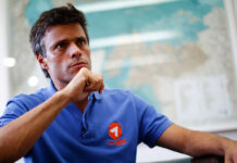 El opositor venezolano Leopoldo López sale de la cárcel y pasa a estar en arresto domiciliario