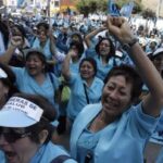Maestros peruanos desafían al gobierno y crece huelga en salud