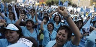Maestros peruanos desafían al gobierno y crece huelga en salud