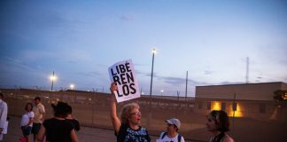 Hambrientos, aterrados y enfermos: dentro del centro de detención de migrantes en Clint, Texas