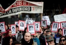 Chilenos marchan por víctimas de Pinochet; enfrentan a policías