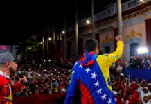 Venezuela está de pie para seguir caminando su destino, afirmó Maduro