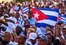 Miles de personas se concentran en La Habana para respaldar al líder cubano Raúl Castro