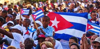 Miles de personas se concentran en La Habana para respaldar al líder cubano Raúl Castro