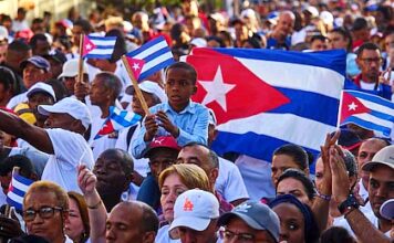 Miles de personas se concentran en La Habana para respaldar al líder cubano Raúl Castro