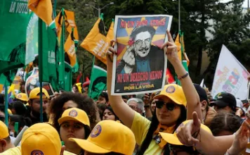 Colombia: mientras De la Espriella destila misoginia, los feminismos apoyan a Cepeda