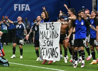 El gobierno británico pide a la FIFA que sancione a Argentina por la bandera por Malvinas
