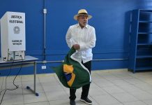 Lula vota y llama a rechazar ”la barbarie” en la primera vuelta electoral de Brasil