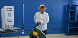Lula vota y llama a rechazar ”la barbarie” en la primera vuelta electoral de Brasil